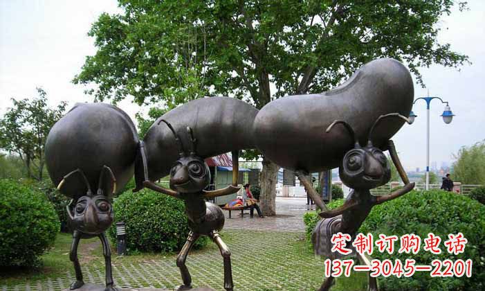 上海蚂蚁之美搬运粮食的公园铜雕