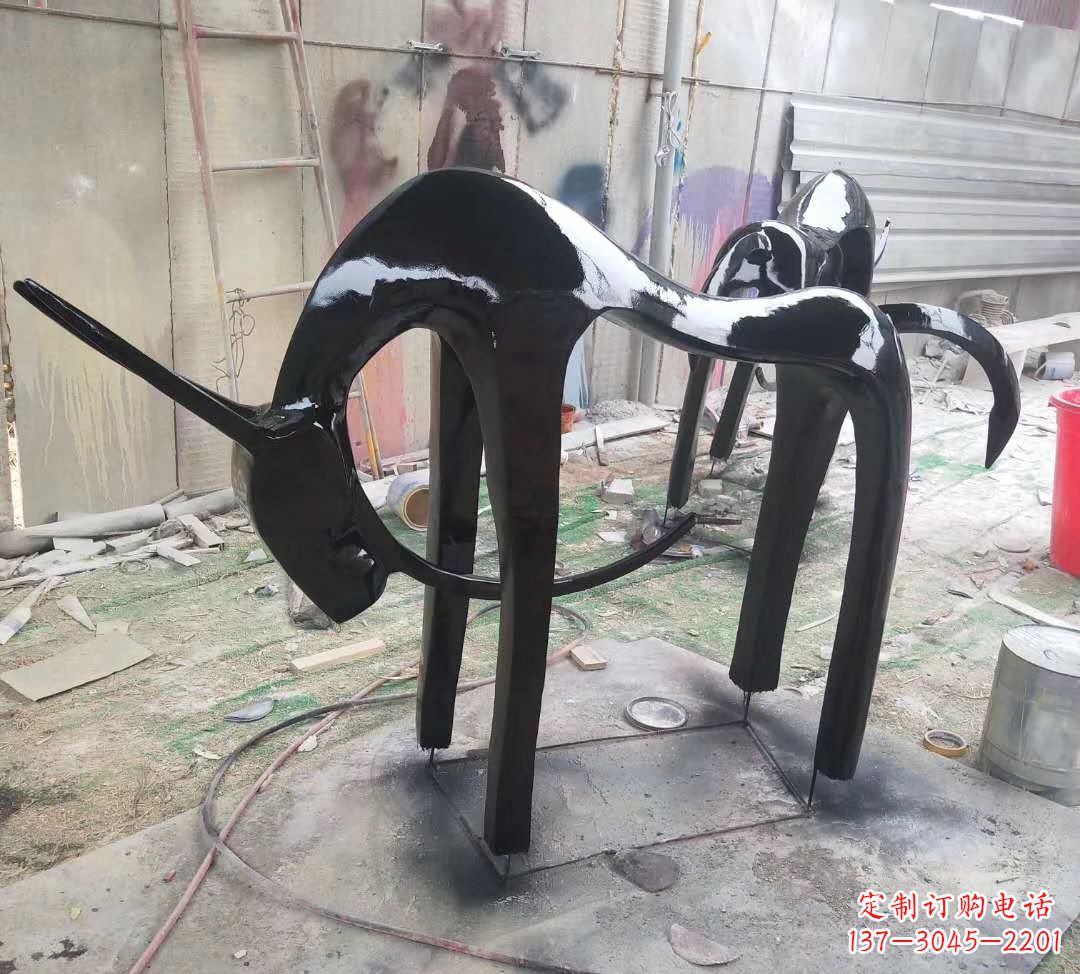 上海玻璃钢制作的鹿雕塑——装点你的庭院