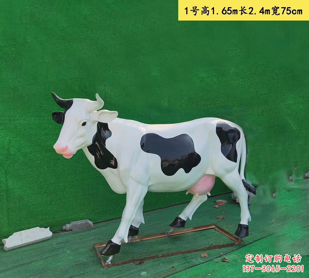 上海玻璃钢仿真奶牛雕塑精致而可爱
