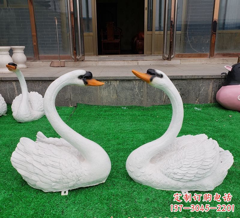 上海玻璃钢制作的精美天鹅雕塑