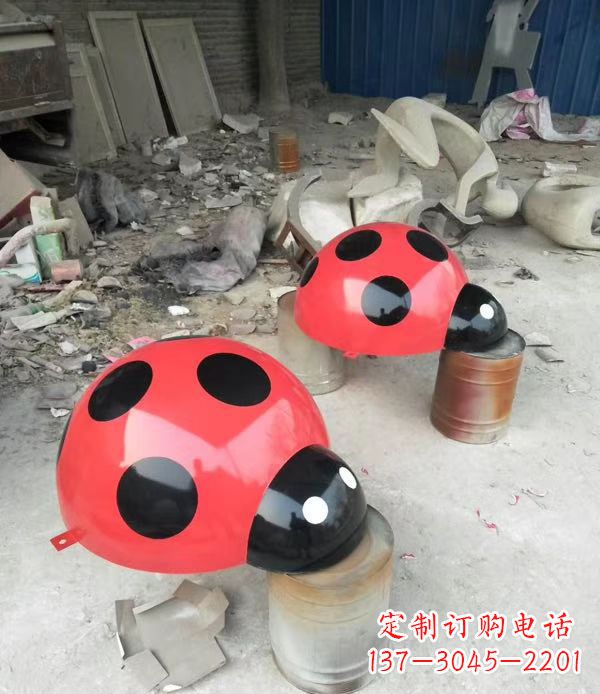 上海玻璃钢制瓢虫雕塑绚丽多彩的公园景观摆件