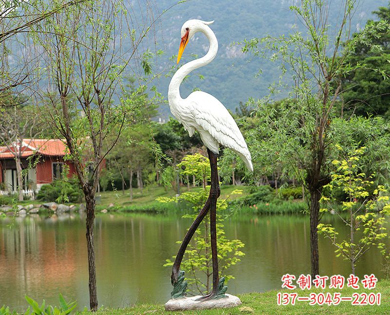 上海玻璃钢仙鹤雕塑——传承中国传统文化