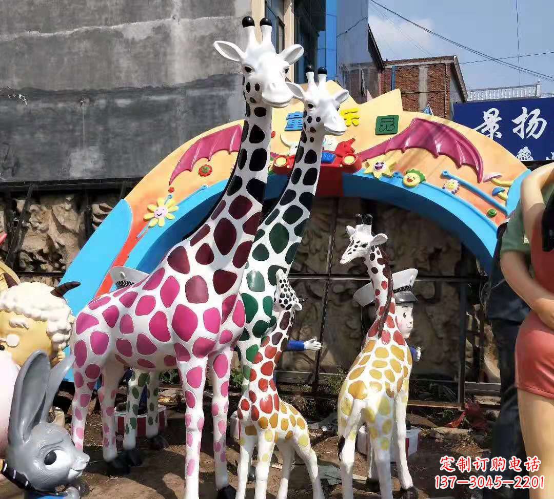 上海玻璃钢材质的长颈鹿雕塑——点缀公园景观