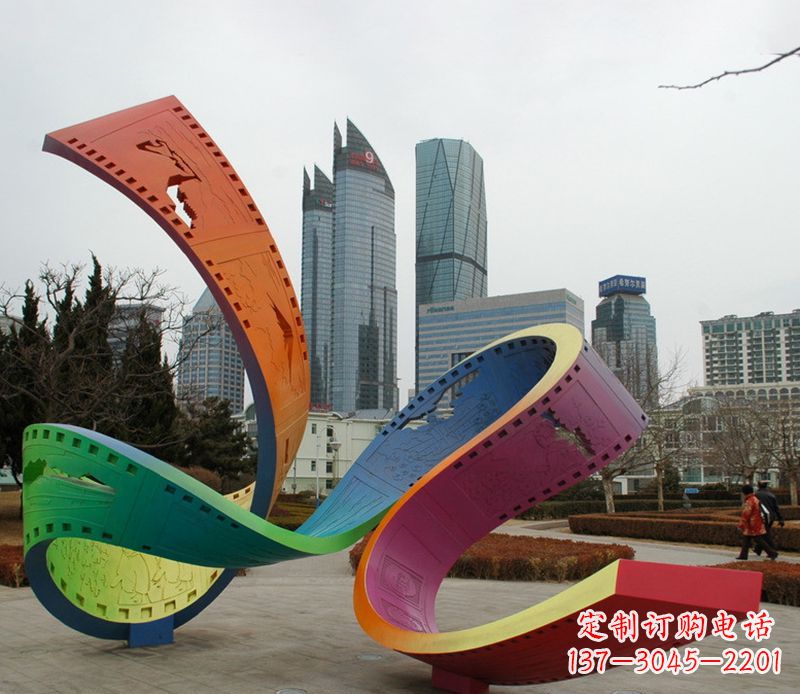 上海不锈钢彩色胶卷雕塑艺术的精美结合
