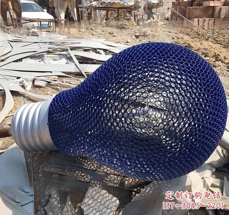 上海不锈钢灯泡雕塑灯光下的美丽之美