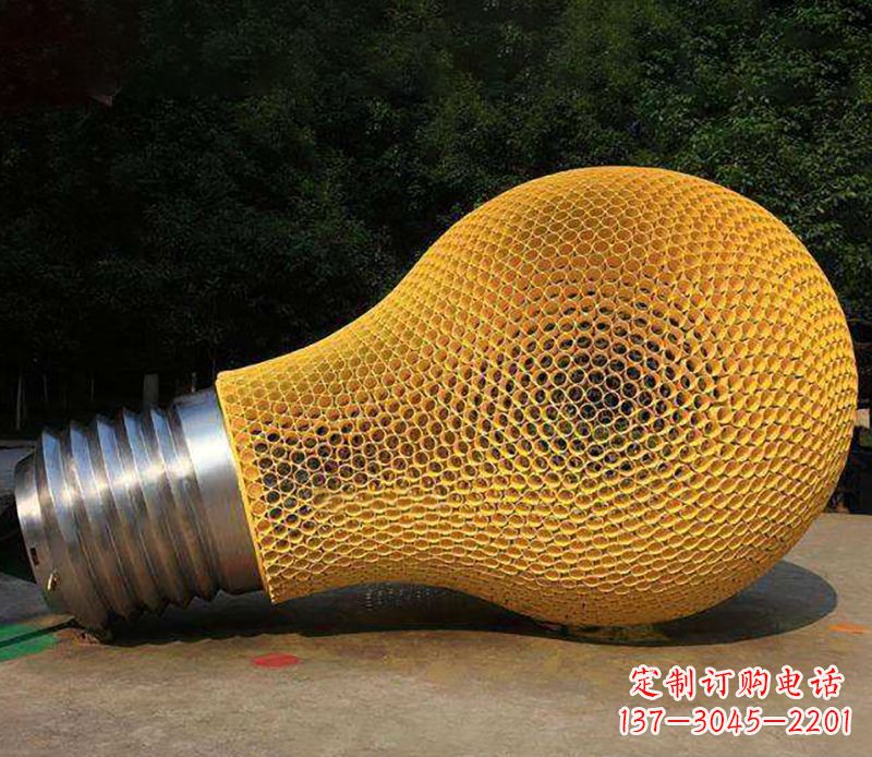 上海不锈钢灯泡雕塑灯光下的美丽