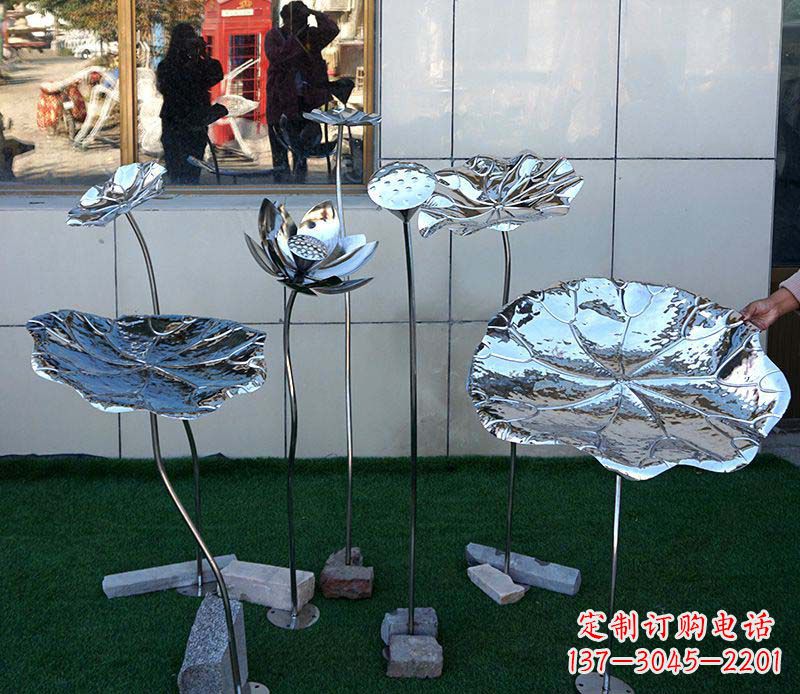上海不锈钢雕刻荷花美化环境
