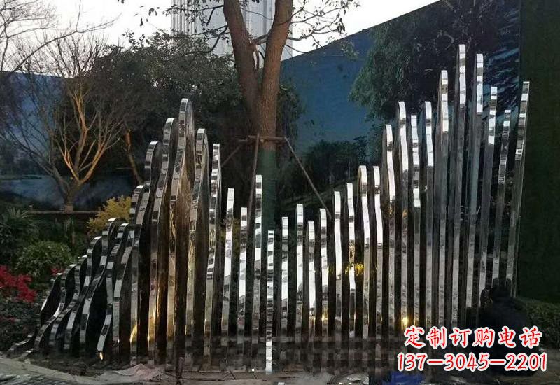上海不锈钢公园里的假山雕塑