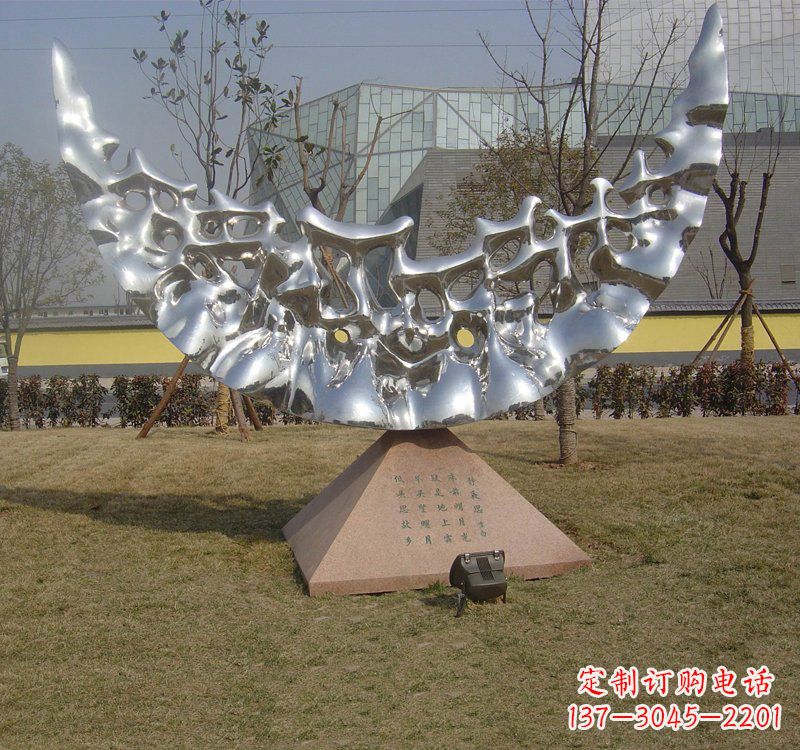 上海不锈钢月亮雕塑象征着无尽的美丽
