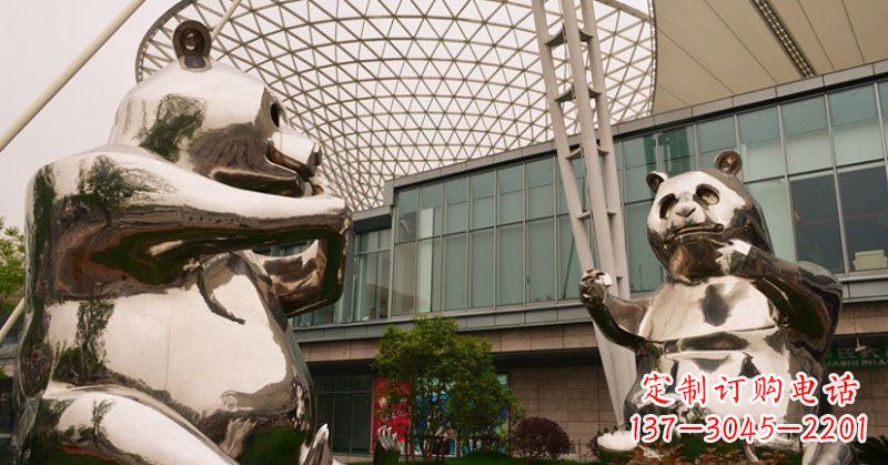 上海不锈钢公园动物镜面熊猫雕塑