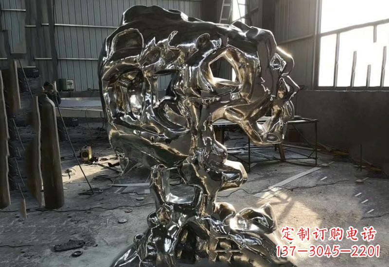 上海太湖石雕塑不锈钢公园的镜面之美