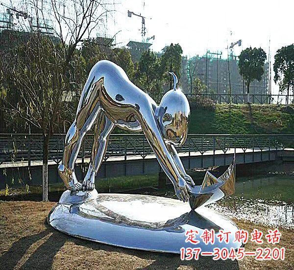 上海不锈钢公园拿折纸船的儿童雕塑