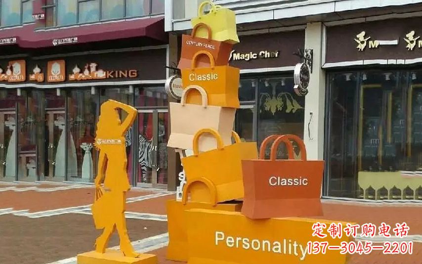 上海街头景观购物袋雕塑