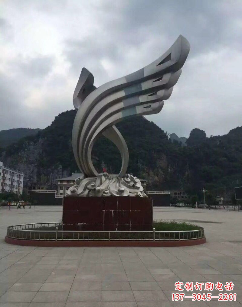 上海翅膀雕塑——环绕不锈钢广场的精美艺术品