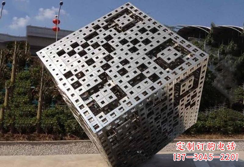 上海不锈钢广场上的魔方雕塑