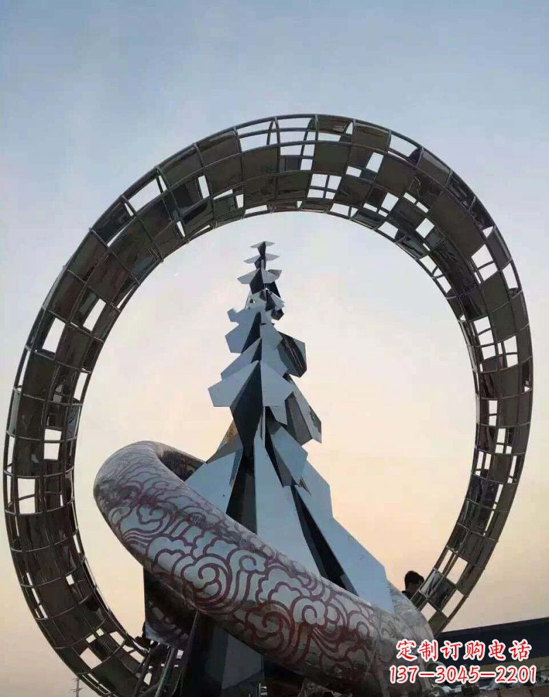 上海不锈钢广场上的松树雕塑