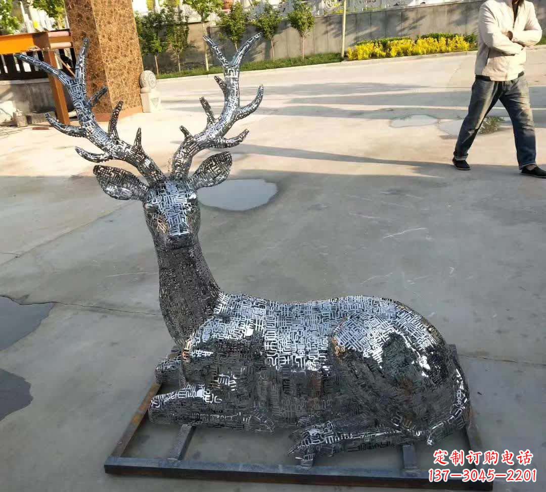 上海梅花鹿雕塑点缀不锈钢广场星空
