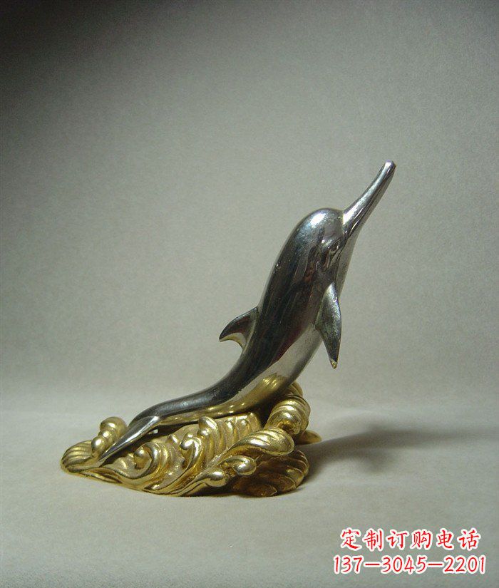 上海海豚雕塑艺术的海洋之美
