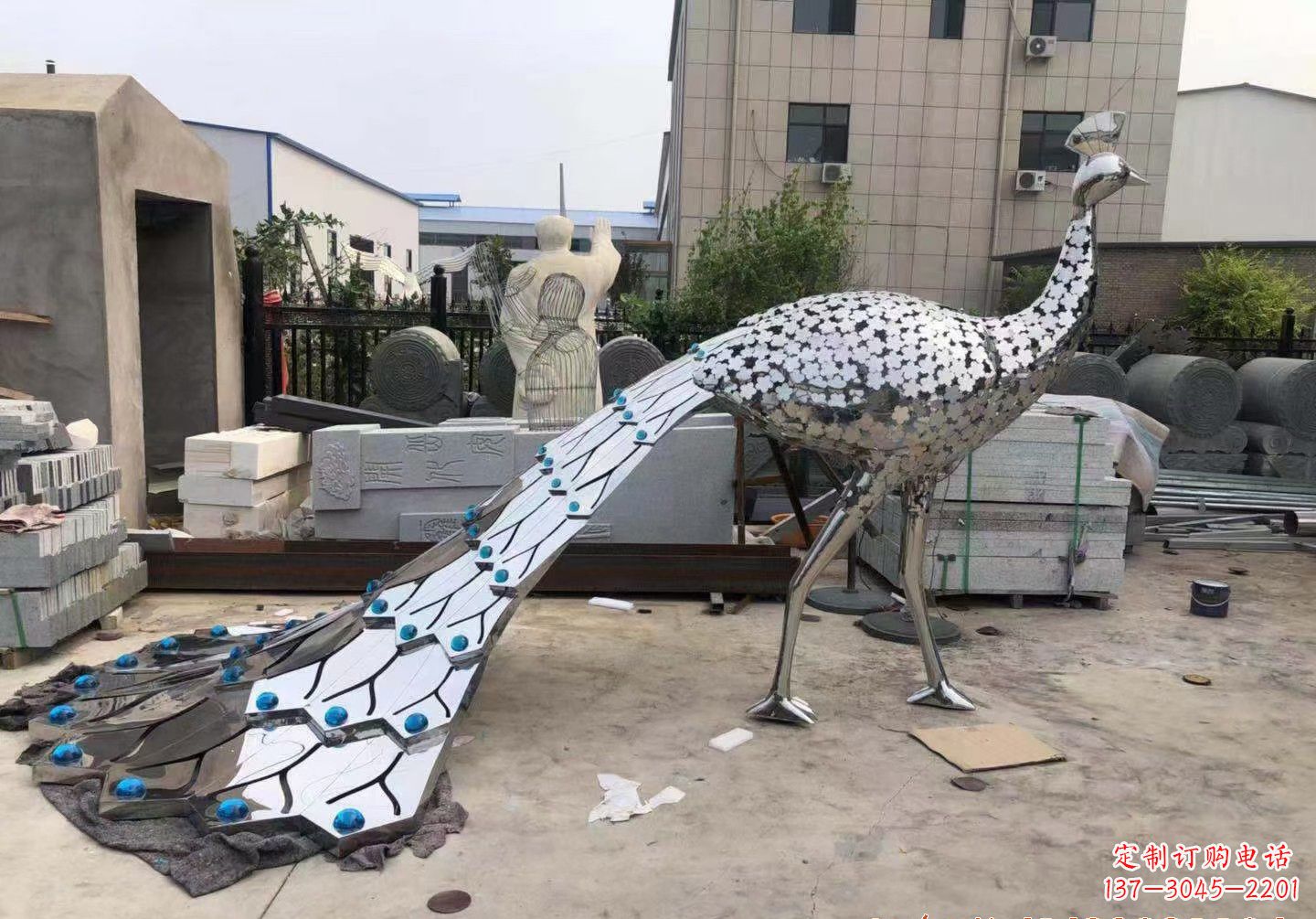 上海不锈钢孔雀雕塑象征着美丽的自然