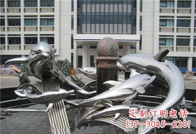 上海海豚雕塑融合浪漫和优雅