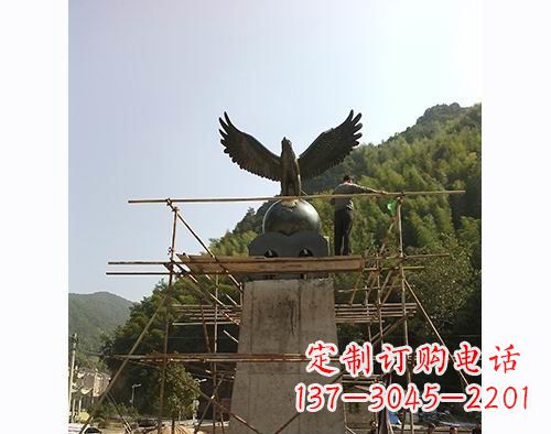 上海不锈钢老鹰踩地球雕塑缅怀大自然之美