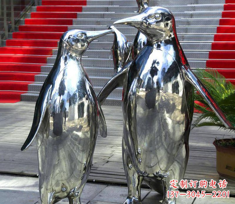 上海不锈钢企鹅雕塑传递着浓浓爱意