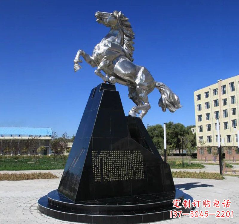 上海不锈钢企业广场上的马雕塑