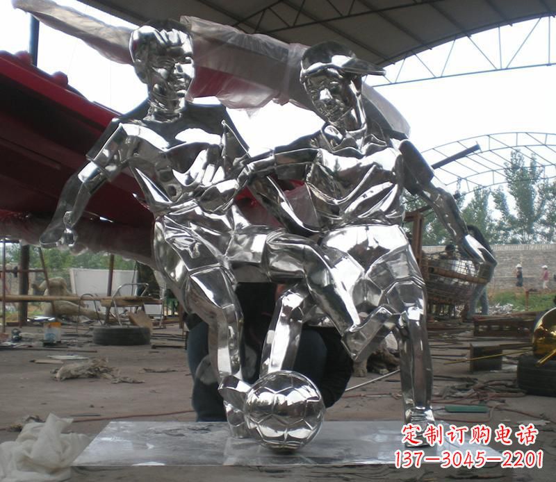 上海展现足球精神的不锈钢雕塑