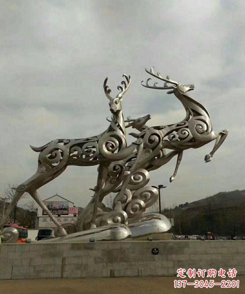 上海梅花鹿雕塑——祥云梅花鹿广场的标志