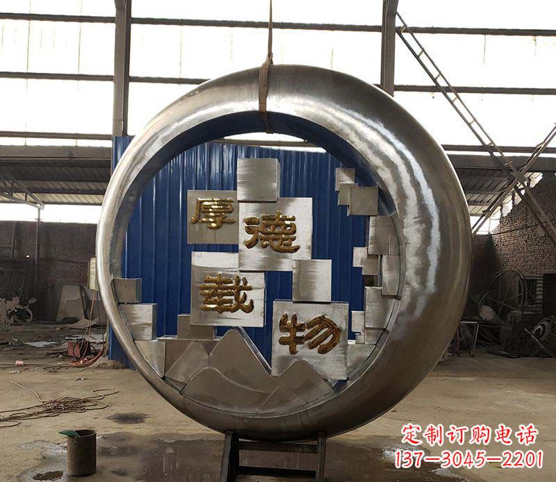 上海不锈钢圆环景观雕塑环绕着美丽