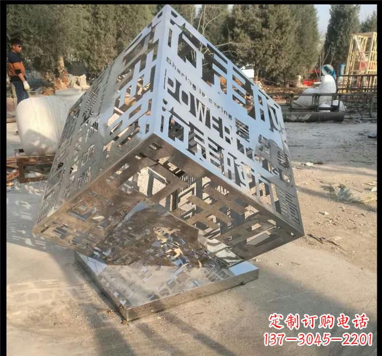 上海不锈钢艺术镂空魔方雕塑给空间带来新的灵感