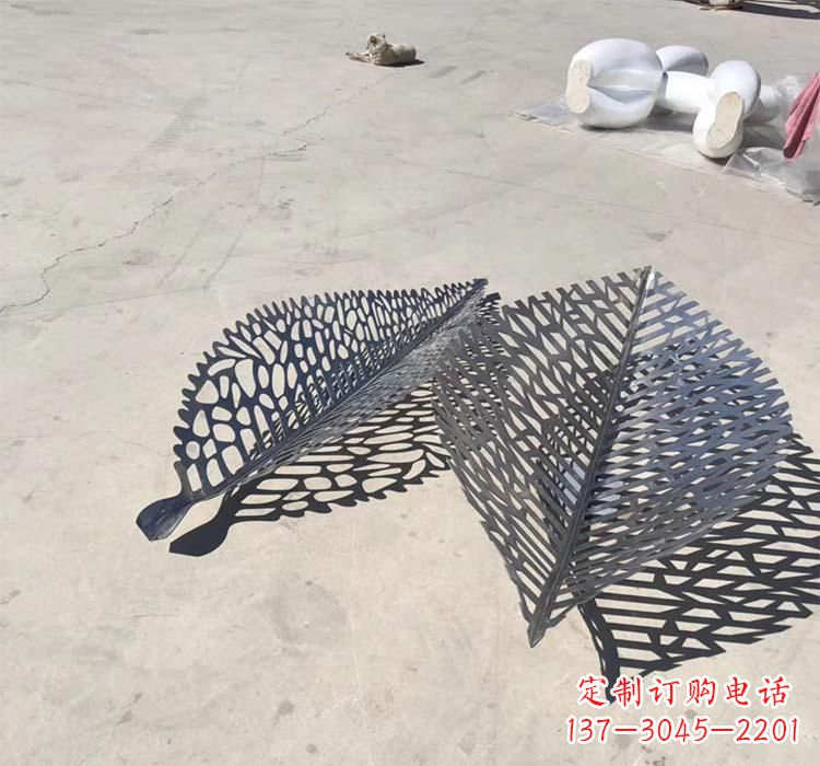 上海不锈钢园林镂空树叶雕塑给空间增添美感
