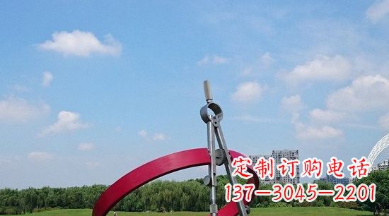 上海不锈钢圆规雕塑环绕着美景