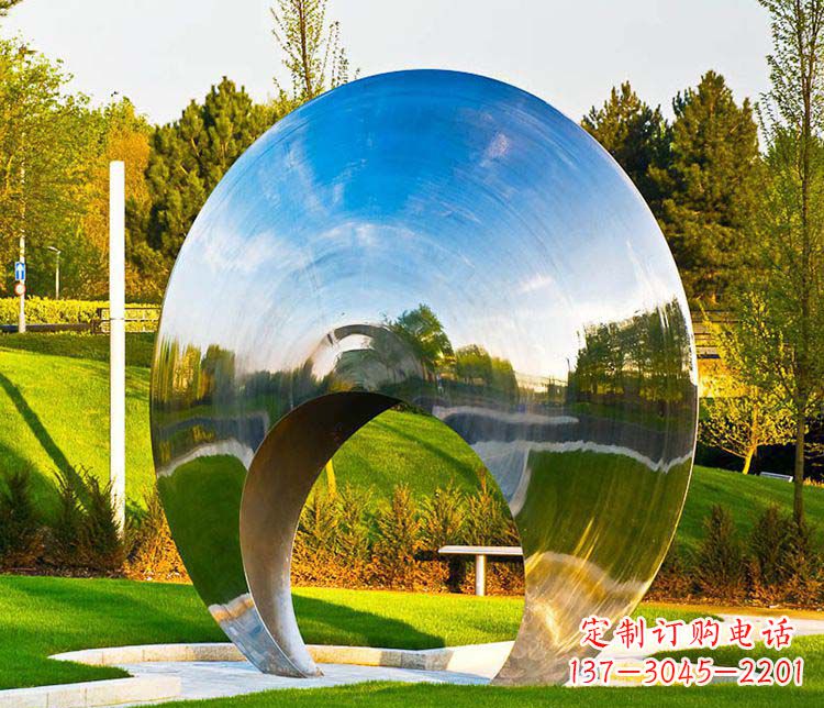 上海环环相扣的圆环雕塑