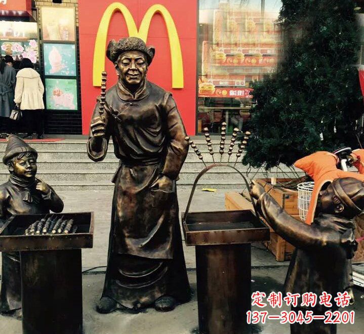 上海步行街上的糖葫芦铜雕