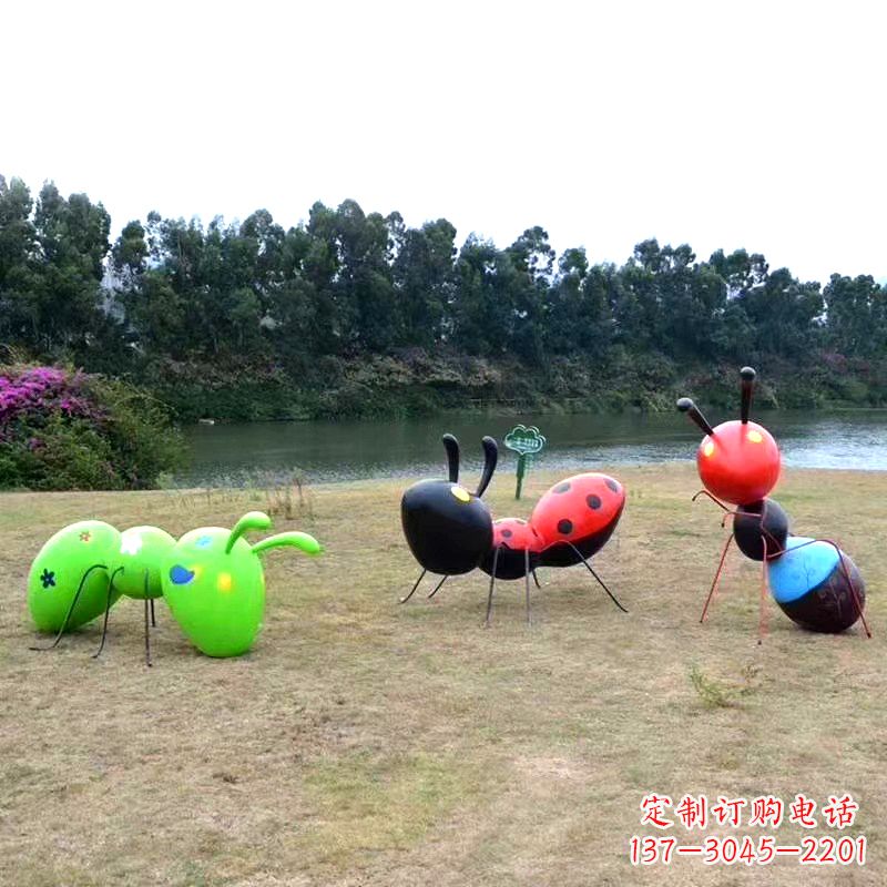 上海彩绘玻璃钢蚂蚁雕塑——精致又充满动感