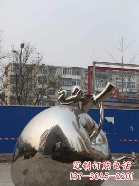 上海城市不锈钢躺在苹果上的小孩雕塑