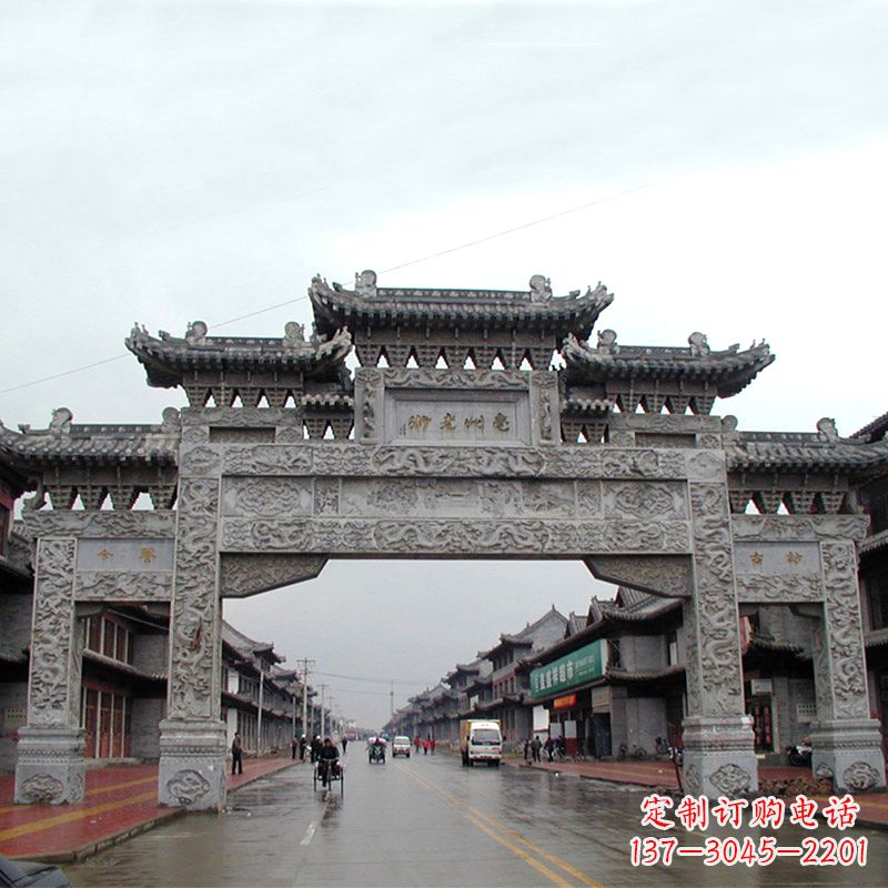 上海城市街道上的历史风貌——仿古石牌楼
