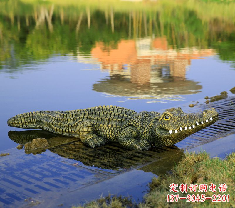上海池塘水池仿真大鳄鱼雕塑玻璃钢园林水景草丛动物摆件