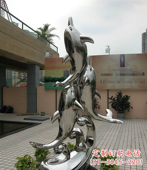上海海豚雕塑表达创意与活力