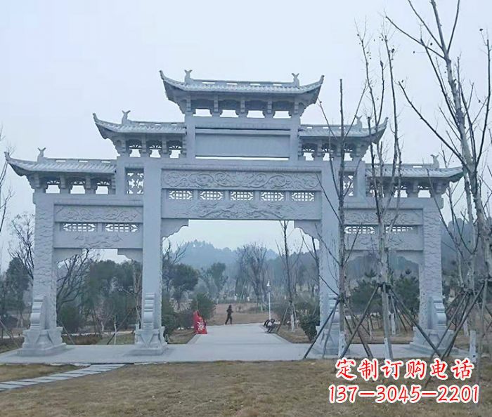 上海村口三门石雕牌楼古朴华丽