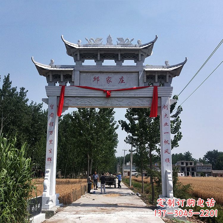 上海古村落中的石牌坊雕塑