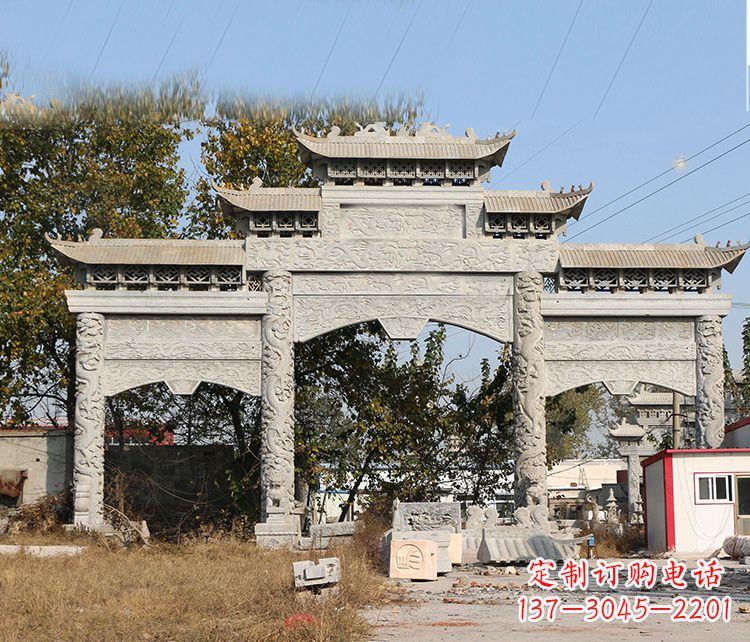 上海村镇门口的石雕牌坊展现精湛工艺