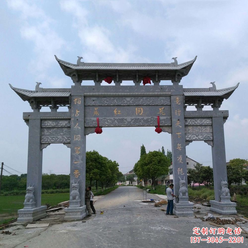 上海青石三门牌坊雕塑传承中国古典文化