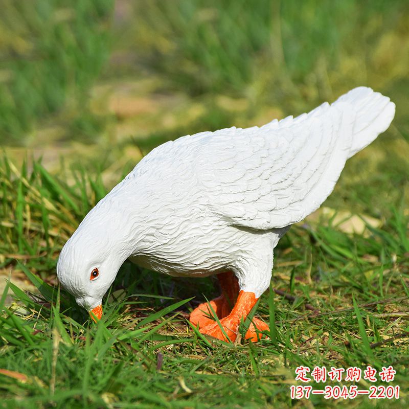 上海丹东江边放飞和平鸽的雕塑