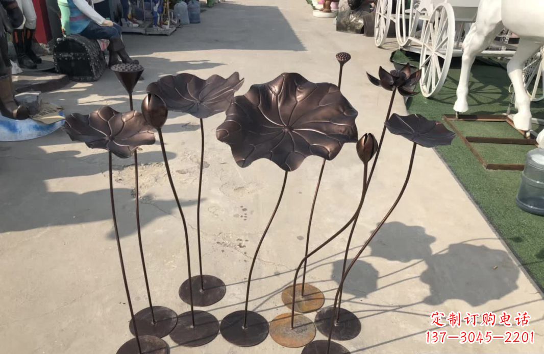上海锻铜园林异彩纷呈的荷花雕塑
