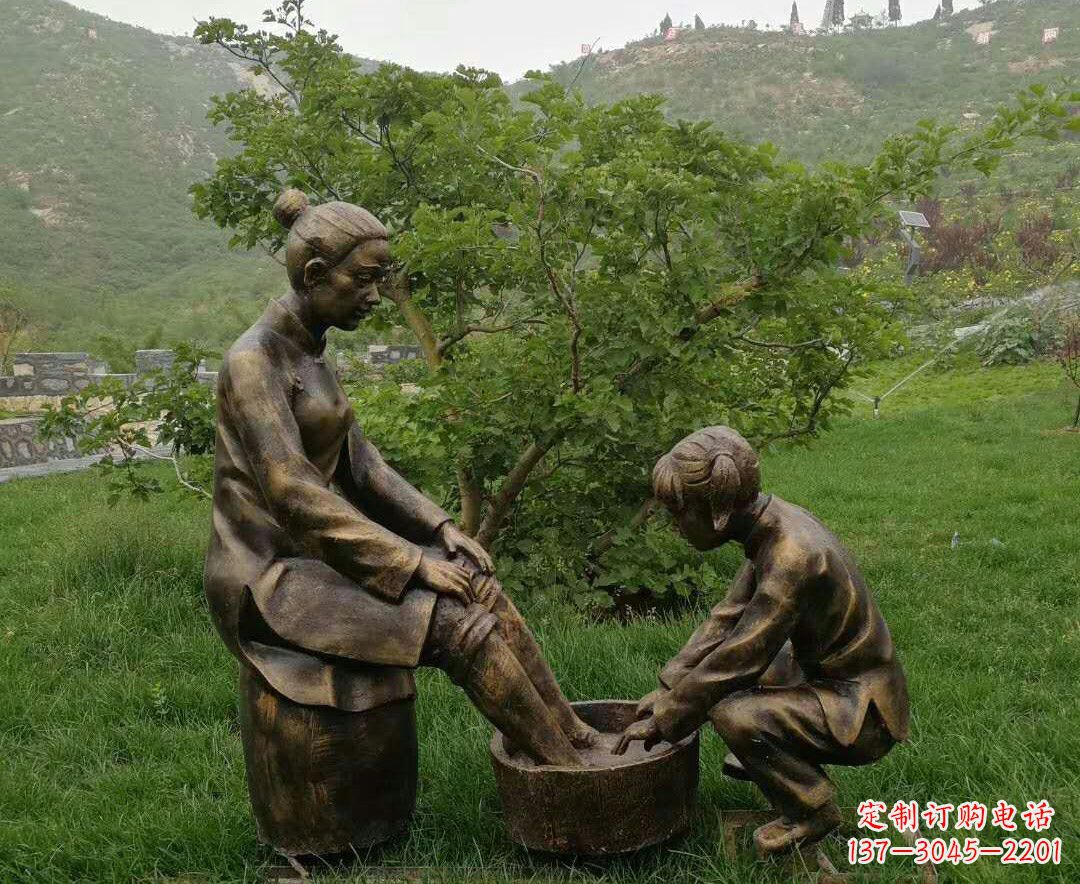 上海给母亲洗脚的孩童雕塑