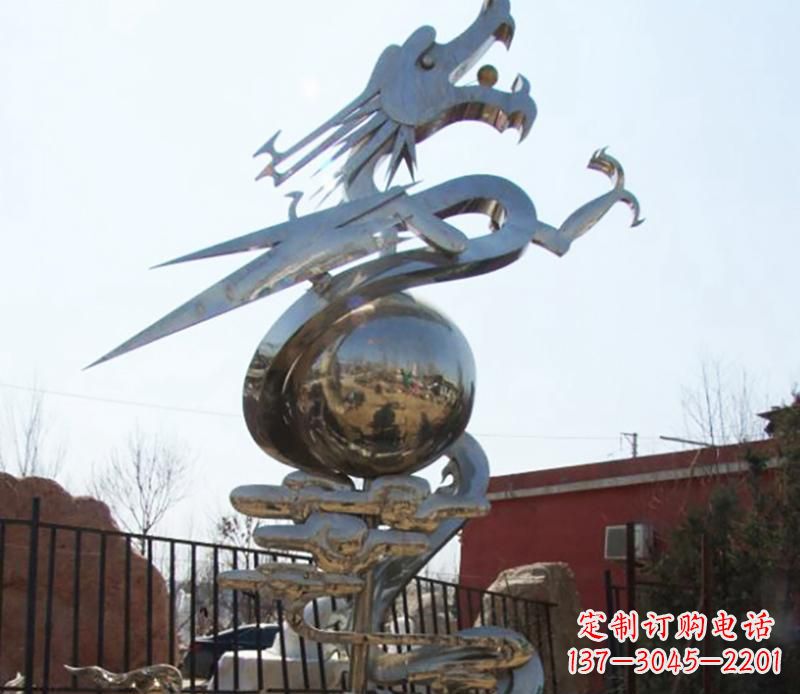 上海传统与现代完美结合的青铜龙雕塑