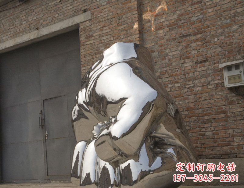 上海冰冷威力,让精神抖动的不锈钢拳头雕塑