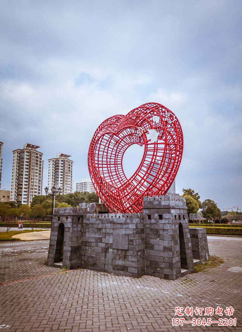 上海拥抱和平的心以心型和平鸽雕塑传递心意